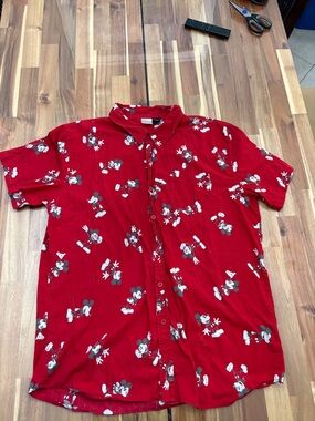 Men's 2XL/XXL Disney Mickey Mouse Red Short-Sleeve Button-Down Shirt Collar